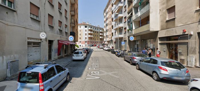 SHOCK in pieno giorno in via Zorutti, rapina in un supermercato: terrore in zona