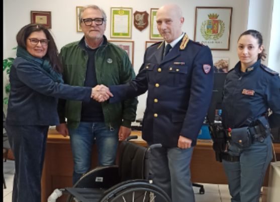 Polizia restituisce ai genitori di Laura Bassi la sedia a rotelle della figlia rubatale a casa nei giorni scorsi