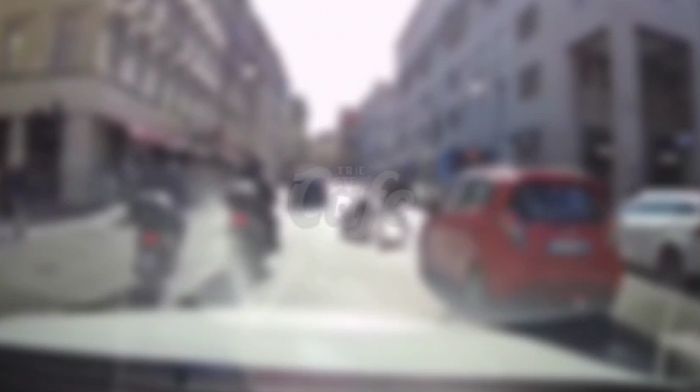 Corso Italia, uomo con bimbo in passeggino attraversa la strada fuori dalle strisce in mezzo al traffico (VIDEO)