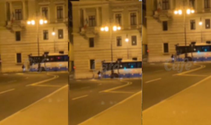 Piazza Libertà, si mette in mezzo alla strada per impedire al bus di transitare (VIDEO)