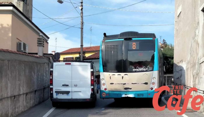 Inciviltà a Servola, furgone impedisce il transito della 8, passeggeri costretti a proseguire a piedi 