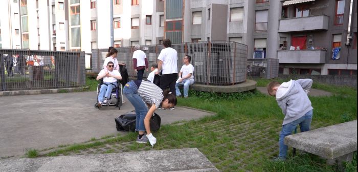 Pulizia straordinaria negli spazi verdi di Valmaura di Ater, grande successo (VIDEO)