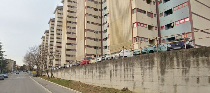 'Calci e pugni a una ragazza in mezzo alla strada: follia a Borgo San Sergio'