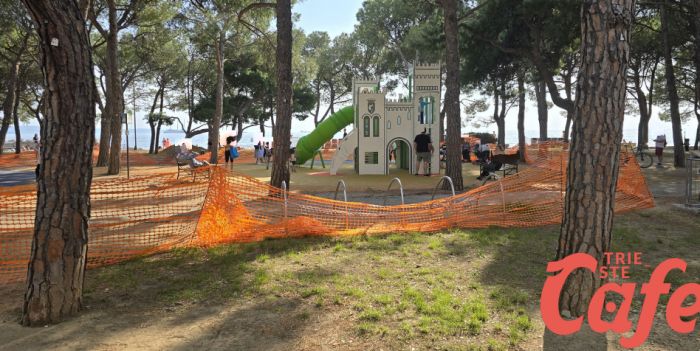 Barcola, giochi in Pineta presi d'assalto nonostante il divieto di accesso