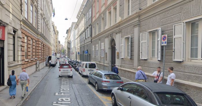 Via Rismondo SHOCK: spacca una bottiglia in testa d una donna minacciandola con un coltello