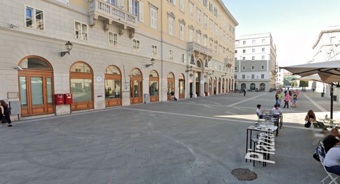 Furti a raffica sabato sera in centro: ruba zaini in piazza Verdi, viene sorpreso e urla: "Sono ai domiciliari" (VIDEO)