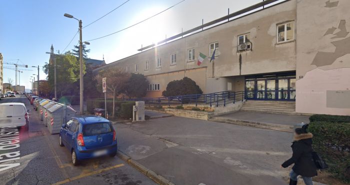 Via dell'Istria, escono da scuola e vengono rapinati da una baby-gang: 5 vittime tra pugni, sberle e minacce