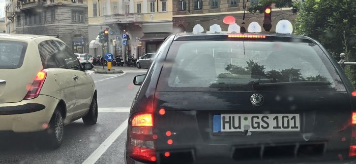 Targa "IN LOVE" a Trieste, curiosità tra i pedoni e gli automobilisti 