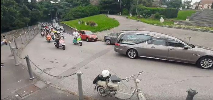  Funerali del "vespista" Mario Pecorari, corteo di vespe e Lambrette accompagnano il feretro (2 VIDEO)