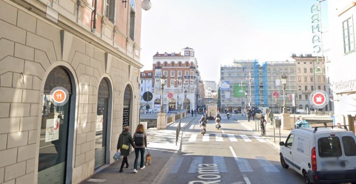 Caos in via Roma: “Auto sui marciapiedi e zero controlli, servono subito paletti”