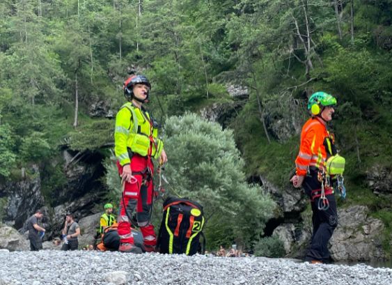 In gita in montagna cade mentre cammina sul sentiero impattando su un sasso con un arto inferiore