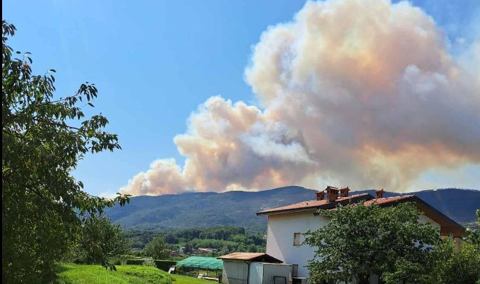 Grande incendio in Slovenia, allerta anche in Italia, impiegati 100 pompieri oltre confine