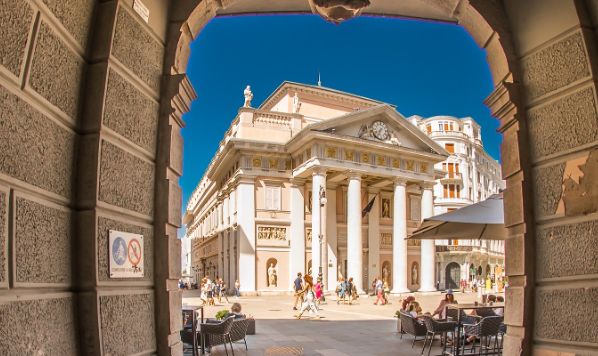 Comunità bengalese Trieste, protesta a difesa degli studenti in piazza della Borsa: tante persone motivate
