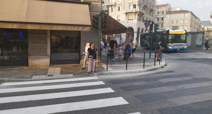 Via Mazzini, spostate di qualche metro le strisce pedonali all'incrocio con piazza Goldoni 