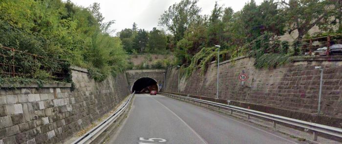 Chiusa momentaneamente la galleria Montedoro per caduta calcinacci