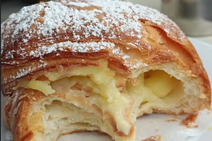 Triestino in vacanza fotografa una brioche e critica i locali di casa: "Imparate, questa è una vera brioche!"