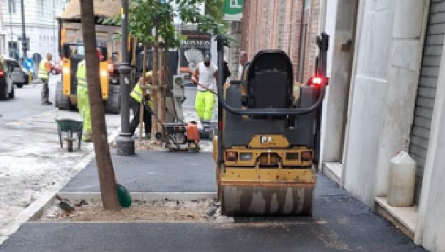 Al via i lavori al marciapiede in via Stock, intervento avviato dopo segnalazione di una cittadina