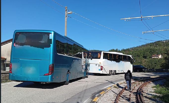 Due bus turistici bloccati in via Commerciale, un lettore: "Un'altra segnalazione ignorata?"