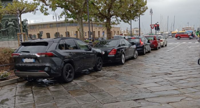 Triestino infuriato: "Auto sempre parcheggiate in corsia di marcia, piazza Venezia  parcheggio abusivo"