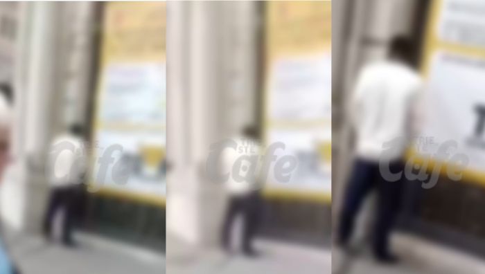 Scandalo in via Cassa di Risparmio: uomo urina in pieno giorno davanti ai passanti (VIDEO)