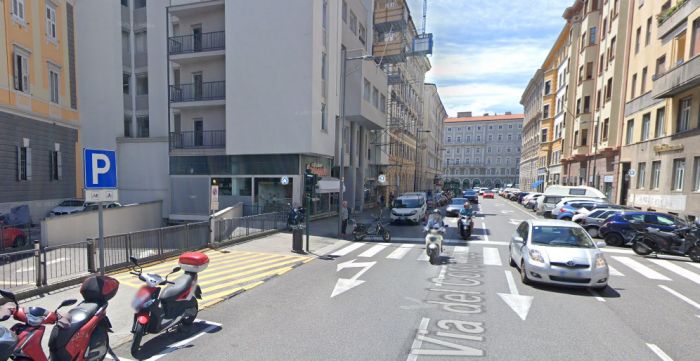 Via del Coroneo, ladri con figlia al seguito: rubano e strattonano la guardia giurata per fuggire