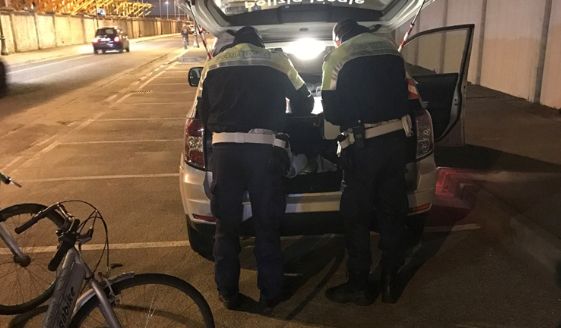 Blitz della Polizia Locale a Monfalcone: ciclisti multati per contromano e assenza di luci e giubbotti