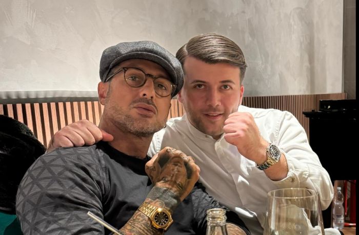 Fabrizio Corona a cena dallo chef triestino Emin Haziri, successo e selfie finale