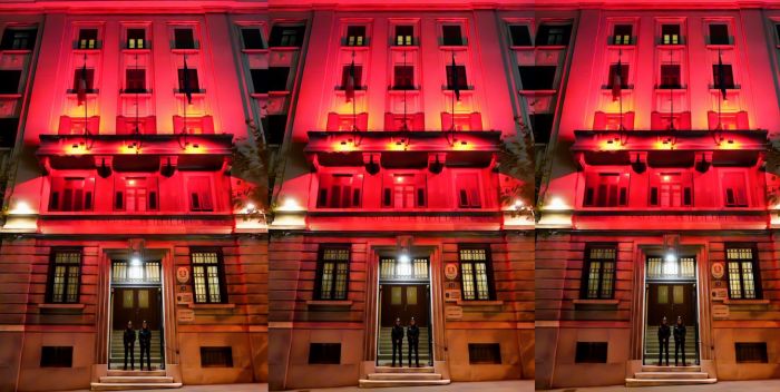 Trieste, caserma dei Carabinieri illuminata di rosso per la Giornata contro la violenza sulle donne