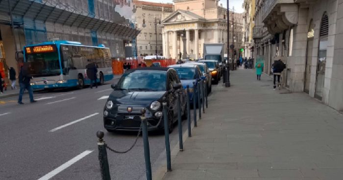 "Corso Italia, regna il disordine: auto sui marciapiedi e nessun controllo"