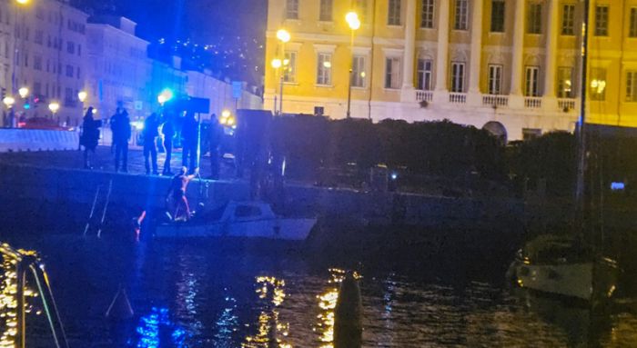 Ragazza cade in mare, il coraggio di un passante e l’efficienza dei soccorsi evitano il peggio a Trieste