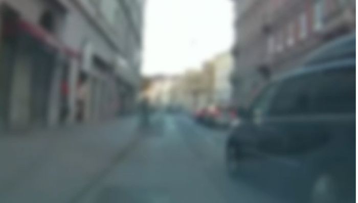 Guida pericolosa nel pomeriggio in via Ghega, zigzag nel centro il giorno di Natale (VIDEO)