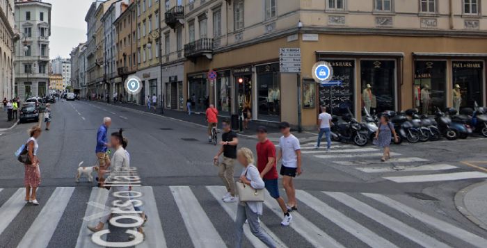 Corso Italia, ragazzo ferito e ammanettato: fidanzata in lacrime: sei pattuglie della polizia