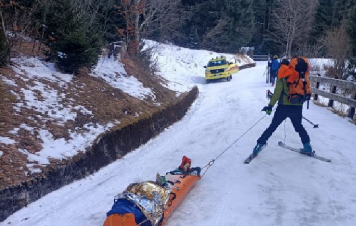 Escursionista scivola e rischia l’ipotermia sul sentiero 727: salvato con una vericellata