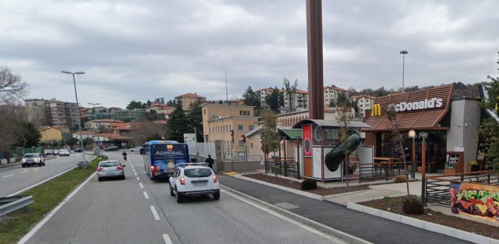 Carabinieri intervengono al McDonald's di via Flavia: cliente insoddisfatto crea tensione