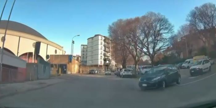 Via Miani, anziana alla guida manca per poco la precedenza ad un papà con neonato (VIDEO)