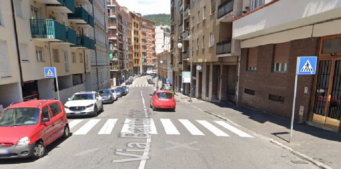 Vandalismi a Roiano: auto trovata con tutte le ruote tagliate in via Barbariga