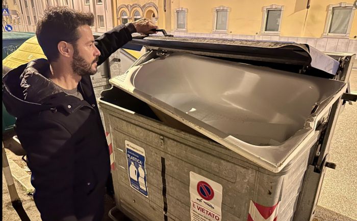 Trieste, ennesimo gesto di inciviltà: vasca da bagno abbandonata nei cassonetti della plastica! 