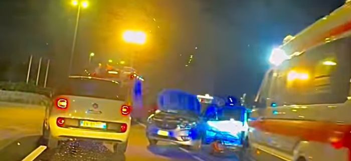Incidente a Sistiana, scontro tra auto e moto, centauro trasportato in ambulanza