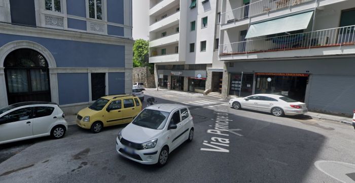 Spaccata in un negozio di parrucchiera in via Montfort: ladri via con 30 euro e 15 profumi