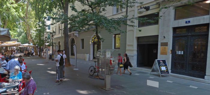 “Vergogna in viale XX Settembre: ciclisti sfrecciano tra camerieri e clienti”
