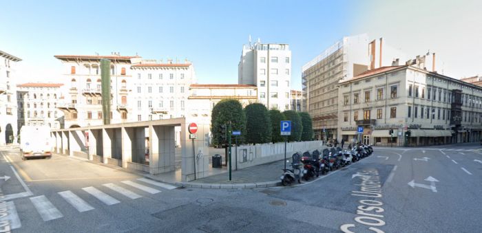 Piazza Goldoni, triestina ringrazia i passanti che l’hanno soccorsa dopo un incidente in bicicletta