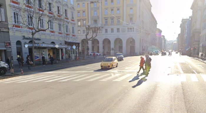 Paura in via Carducci, auto sfreccia col rosso e rischia di investire una pedone