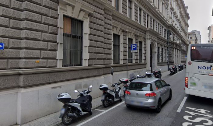 Caos in via Milano: imbriaghela danneggia almeno 20 moto, intervengono i Carabinieri