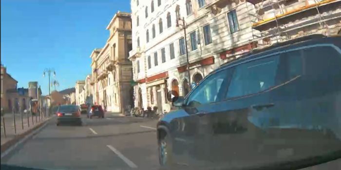 Manovra azzardata in viale Miramare: danneggiata l'auto di un giovane triestino, illesi i tre figli (VIDEO)