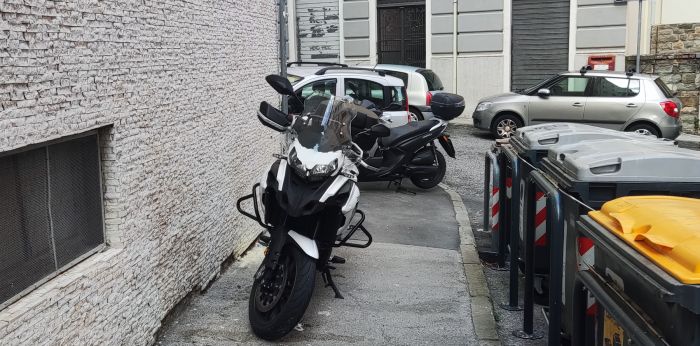 Parcheggi selvaggio in via San Vito, marciapiede invaso da moto 