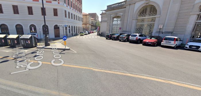 Tir incastrato sulla bretella tra largo Città di Santos e piazza Duca degli Abruzzi: traffico bloccato