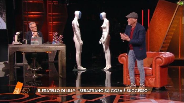 Seba a "Quarto Grado": pantaloni slim e sneakers eccentriche, un look che non passa inosservato