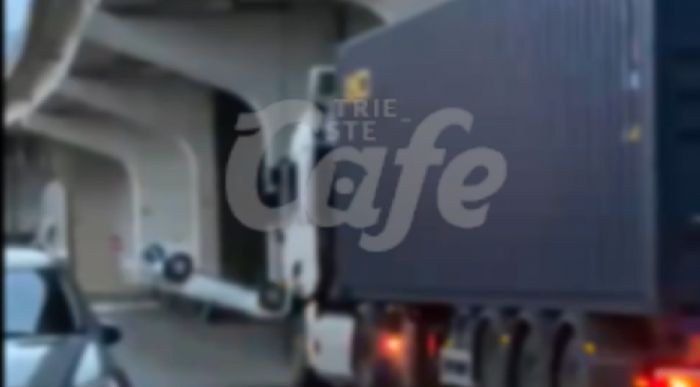 Via Caboto, auto si cappotta: intervento di Polizia Locale e 118 (VIDEO)