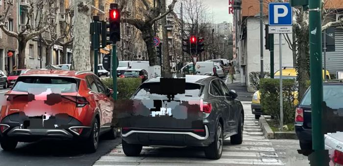 Auto parcheggiata sulle strisce in viale D’Annunzio, il caso che fa infuriare i cittadini