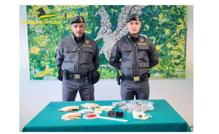 Fvg, droga su Telegram pagata in criptovalute: due giovani denunciati, sequestrato hashish